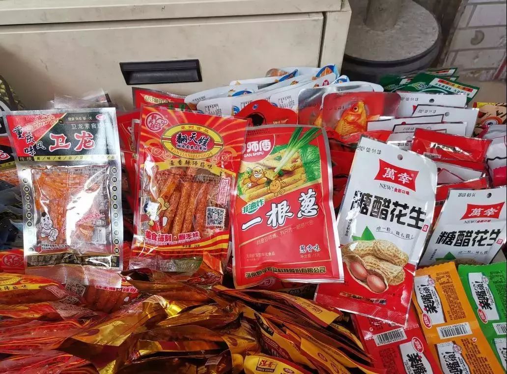 石岐区突击检查学校周边小卖部 经营乱象曝光，建材隐患引关注