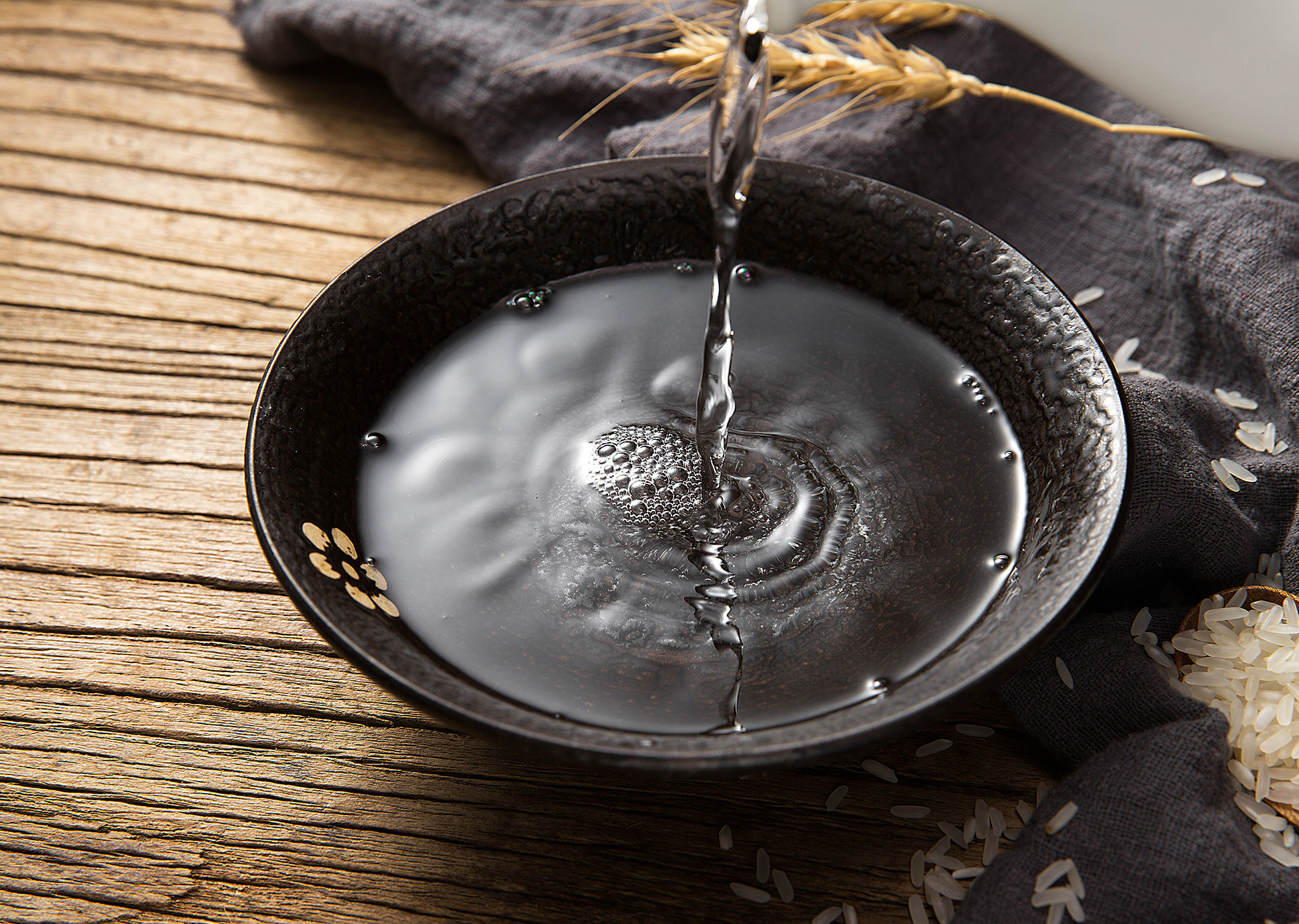 品味时光韵味 花山迷窖白酒场景图拍摄的艺术与情感